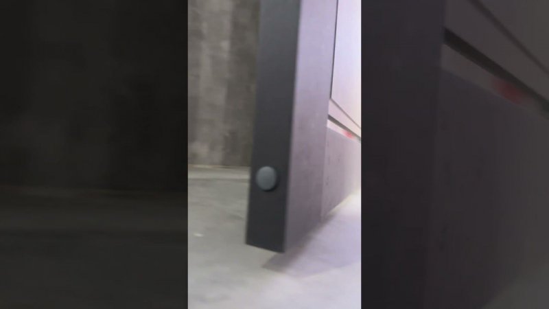 Установка дверей на кривой пол. Вот такой зазор между полотном и полом в итоге получили