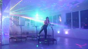 Jumping fitness. Джампинг. Скай джампинг. Фитнес на батуте.