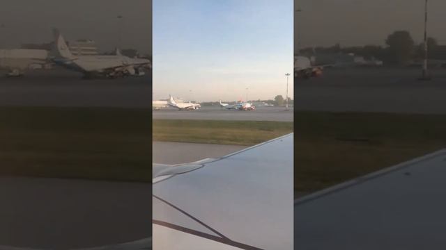 Взлет самолёта из аэропорта Кольцово