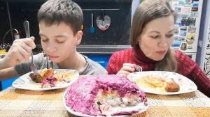 МУКБАНГ СЕЛЁДКА под ШУБОЙ/СПАГЕТТИ и ОТБИВНЫЕ/MUKBANG HERRING under a fur COAT/SPAGHETTI and CHOPS
