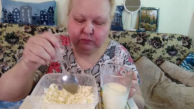 пожилая женщина ест сметану с творогом