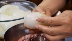Как приготовить лук вкусно? НЕОБЫЧНЫЕ голубцы. Фаршированный лук, цыганка готовит.