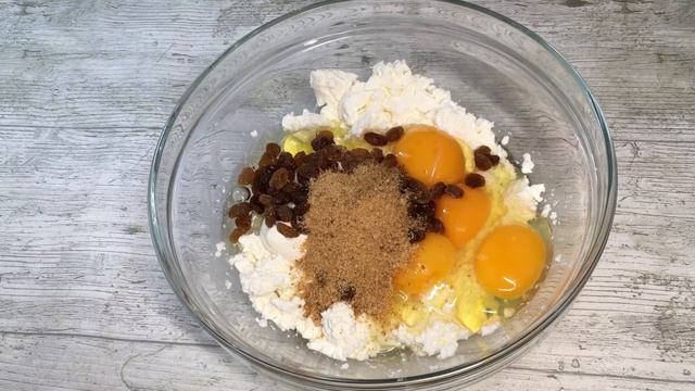 СОЧНАЯ, ПОЛЕЗНАЯ ,Творожная запеканка , которая всегда получается и отлично подходит на десерт. смотреть онлайн