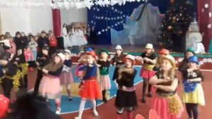 Новорічний танець кукарелла