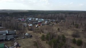 Деревня в глубинке. Старинная деревня на реке Узола. Жилая деревня.