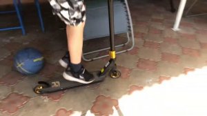 Как научится прыгать на трюковом самокате ????