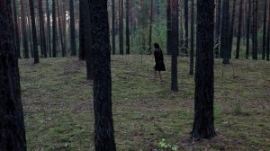 Девушка ушла одна в лес босиком