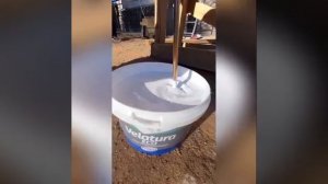 Грунтование деревянного дома перед покраской.