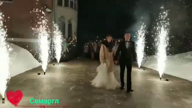 Фонтаны холодного огня высотой 3 метра на свадьбе в ресторане Хранитель Сказок