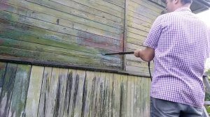 _Удаление старой краски перед покраской дома   Removing old paint before painting the house