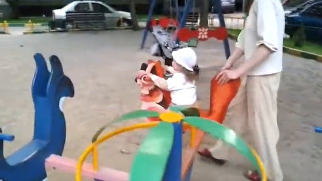 Ульянка, во дворе, карусель