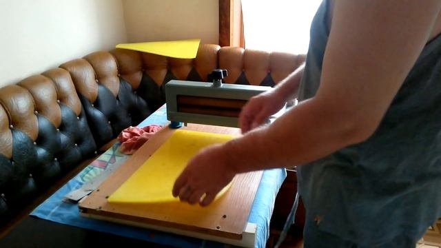 Пчеловодство Изготовление своей вощины Гладкие листы + прокатка в матрице смотреть онлайн