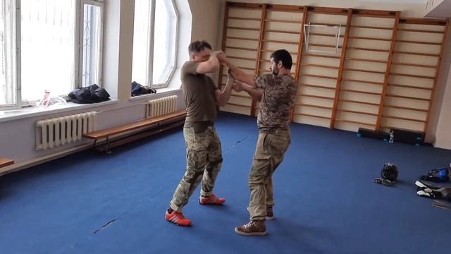 Тренировка по практическому рукопашному бою.Освобождение от пассивного захвата за руки. 2 смотреть онлайн