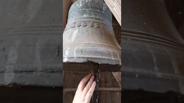Необычный звук старинного колокола. Ancient russian bell in Latvia. смотреть онлайн