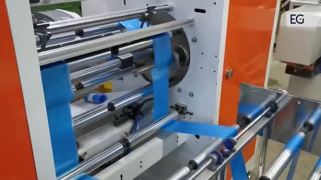Автоматический станок для производства мусорных пакетов с устройством фиксации рулона