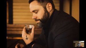 В офисе все пинали старушку-уборщицу, а едва она влетела на совет директоров и сняла парик, обомлел