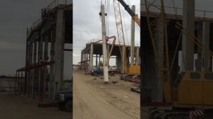 монтаж жб колонн 600*600 длиной 16метров.
