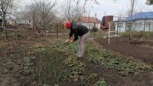Уборка убитой дачи после зимы. 1 мая на даче. Часть 1.