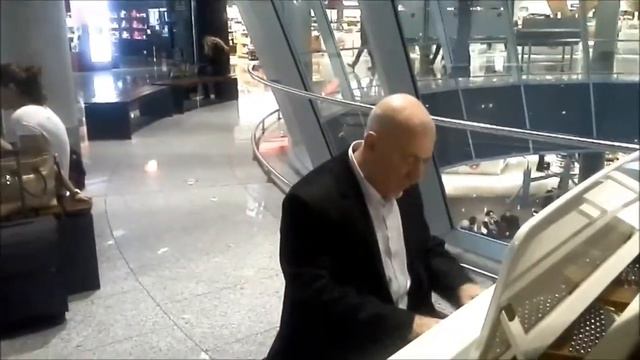 Мини-концерт в аэропорту Франкфурта смотреть онлайн