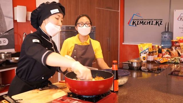 Кимчи поккым паб, жареный рис с кимчи по – корейский.