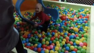 Нарезка видео как Ксюша в детскую комнату ходила)прыгала на батутах, каталась на горках)