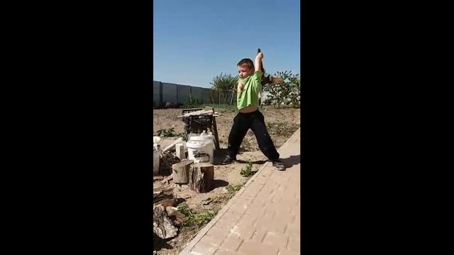 Илья рубит дрова на даче. смотреть онлайн