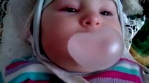 в первые жует жвачку