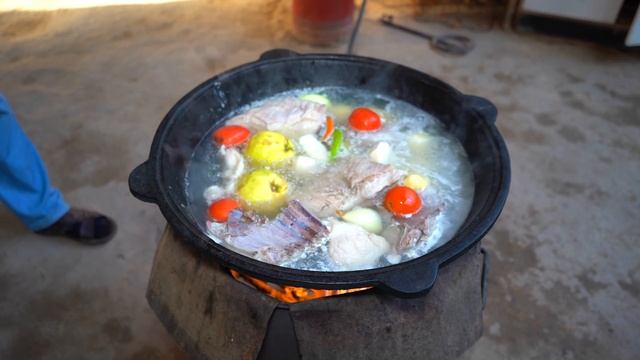 UZBEK LAMB SOUP! Узбекская домашняя Шурпа из Баранины!Узбекистан! смотреть онлайн