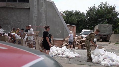 Новую партию гуманитарной помощи раздали жителям Геническа Херсонской области