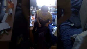 Поджигает штаны