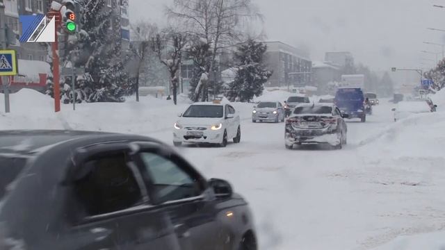 Работа по уборке снега ведётся круглосуточно смотреть онлайн