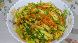 Салат из свежих кабачков по корейски.