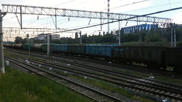 2ТЭ25КМ-0415 тащит неисправный ВЛ80С-680/692 с грузовым составом смотреть онлайн