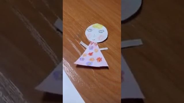 Как сделать куклу из бумаги чтобы она стояла.
