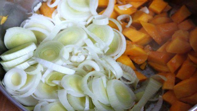 Суп-пюре из брокколи, лука-порея и тыквы