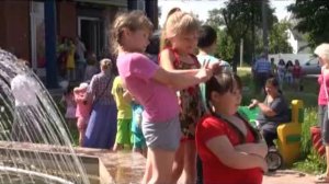 Детский праздник у фонтана.