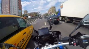 Сложно ли на широком мотоцикле в пробке?