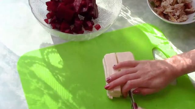 Салат из свеклы с сыром фета и копченой рыбкой. смотреть онлайн