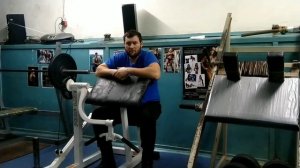 (Biceps machine curls) Сгибания рук в бицепс машине или тотальная фиксация