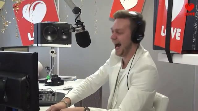 ДИМА ПОЕТ ХИТ БРИТНИ СПИРС И ДОСТАЕТ ИЗ ШИРОКИХ ШТАНИН... смотреть онлайн