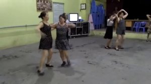 Девушки вьетнамки танцуют в гараже