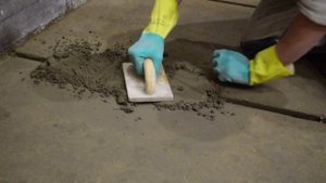 Устройство выравнивающего основания под маты тёплого пола