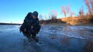 Зимняя рыбалка на Оке. Первый лёд на РЕКЕ . Ловля на безмотылку. Зима порадовала.