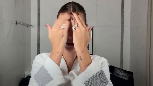Hailey Bieber's skincare routine for a super glowy complexion | Vogue France смотреть онлайн