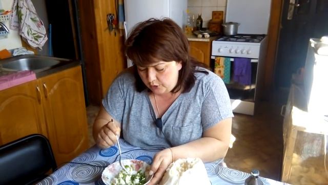 Прикорм для недельных индюшат.Творог, зеленый лук для индюшат. смотреть онлайн