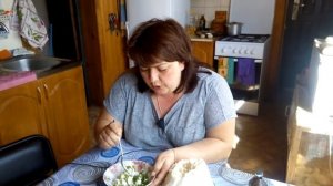 Прикорм для недельных индюшат.Творог, зеленый лук для индюшат.