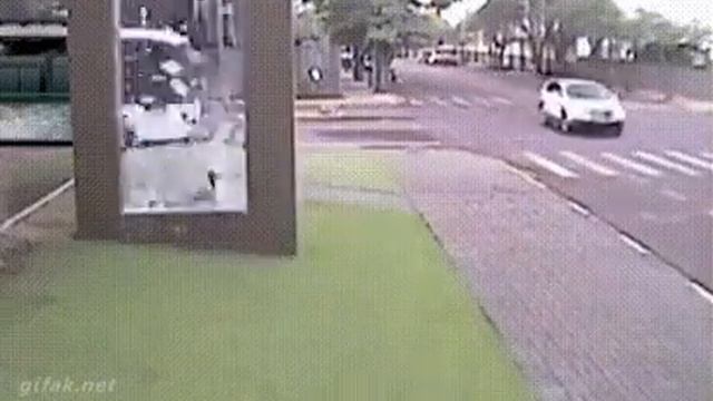 Ударился в стекло смотреть онлайн