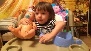 Пупсиком играем, кормим, поим, одеваем памперсы Doll to play, feed, clothe diapers