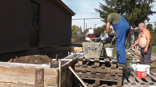 Пристрой к дому в деревне, начали заливать фундамент!