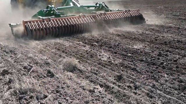 Работа "дискатора" с катками для закрытия влаги, выравнивания поверхности почвы и борьбы с сорнякам